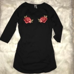 Short black dress with roses
